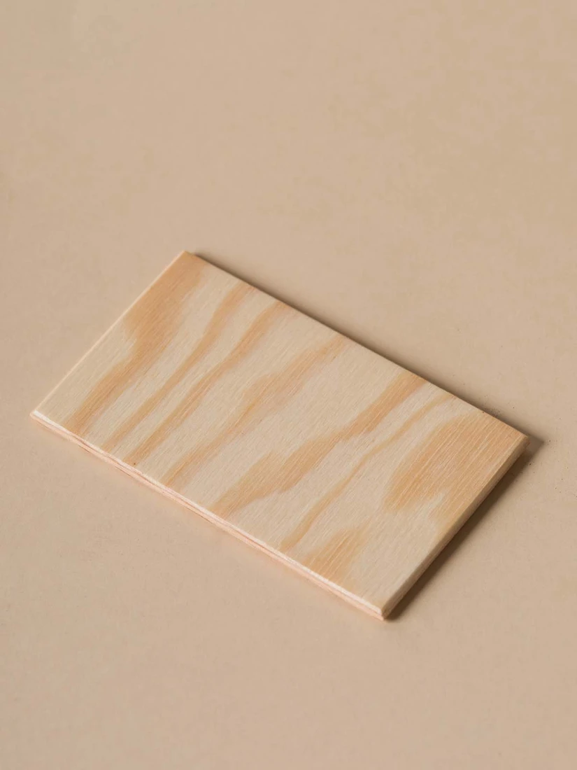 Próbki kolorów drewna sosnowego